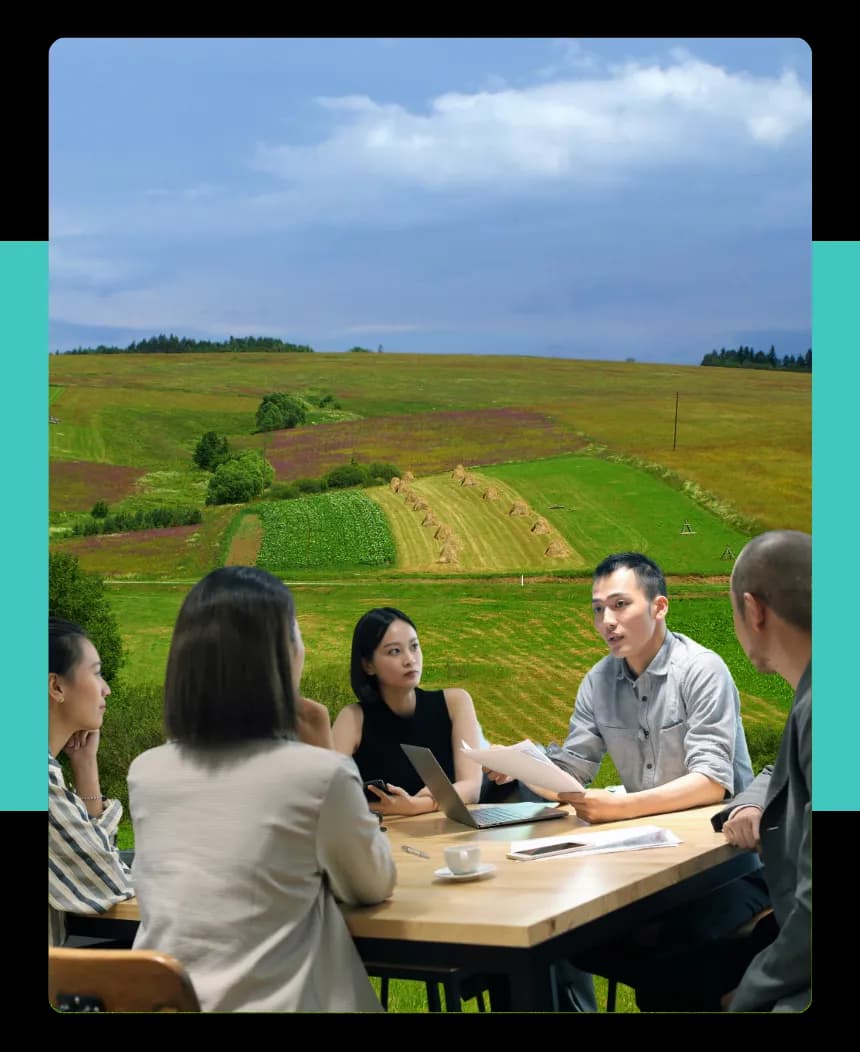 Ein Team hört einer Diskussion über Veränderungen und neue umzusetzende Strategien zu