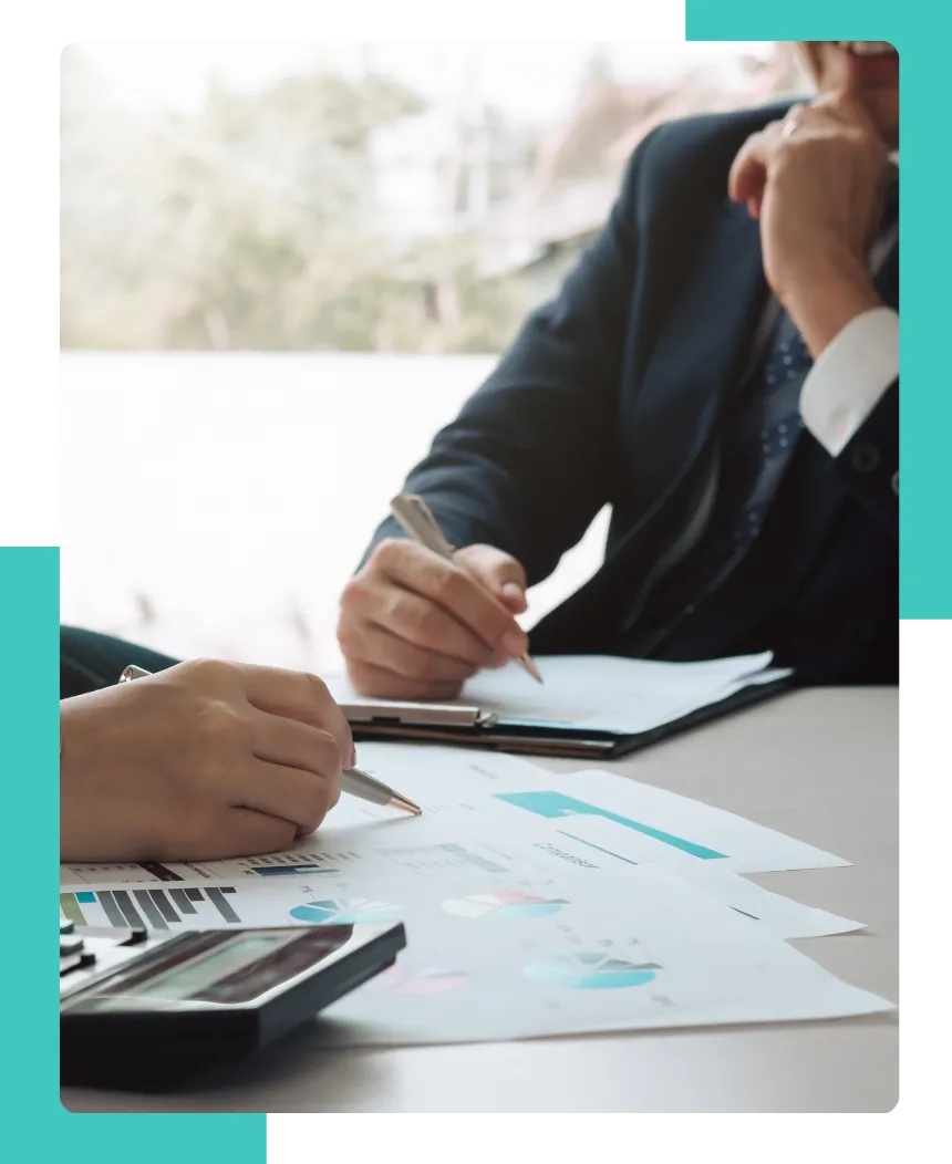 Hände von zwei Personen in einer Diskussion über Strategien und Umsetzung