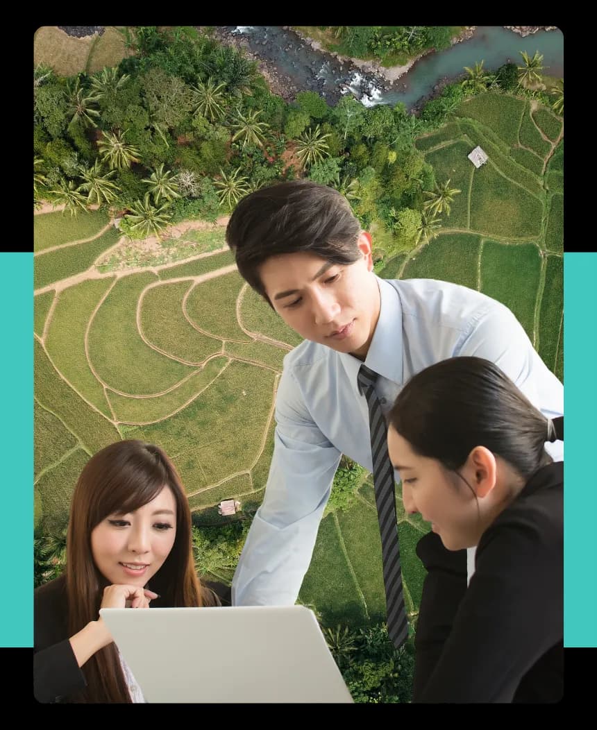 A man looking over two people working in support