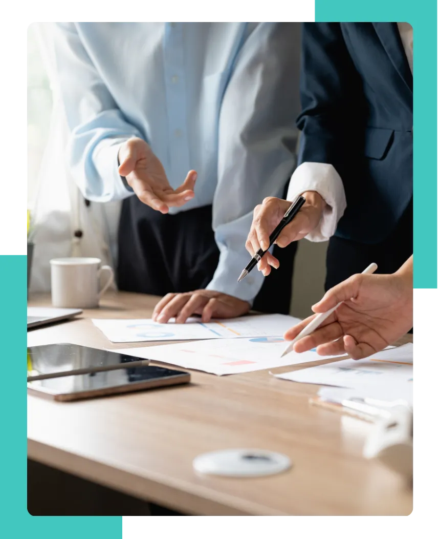 Close-up zonder gezichten van twee personen in gesprek, als symbool voor het verbeteren van ratings