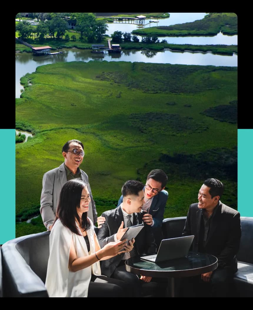 Ein Team arbeitet gemeinsam an einem Plan zur Erstellung eines Nachhaltigkeitsberichts