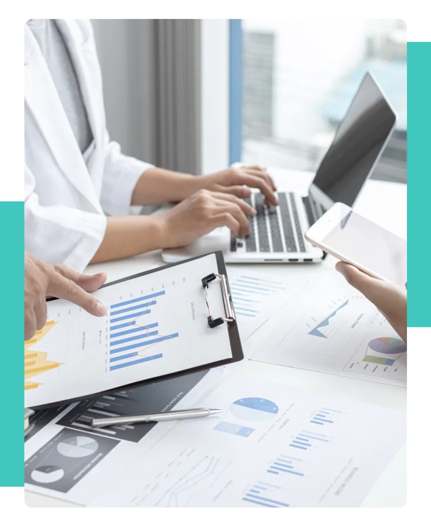 Nahaufnahme ohne Gesichter von Personen, die Daten und Informationen durchgehen