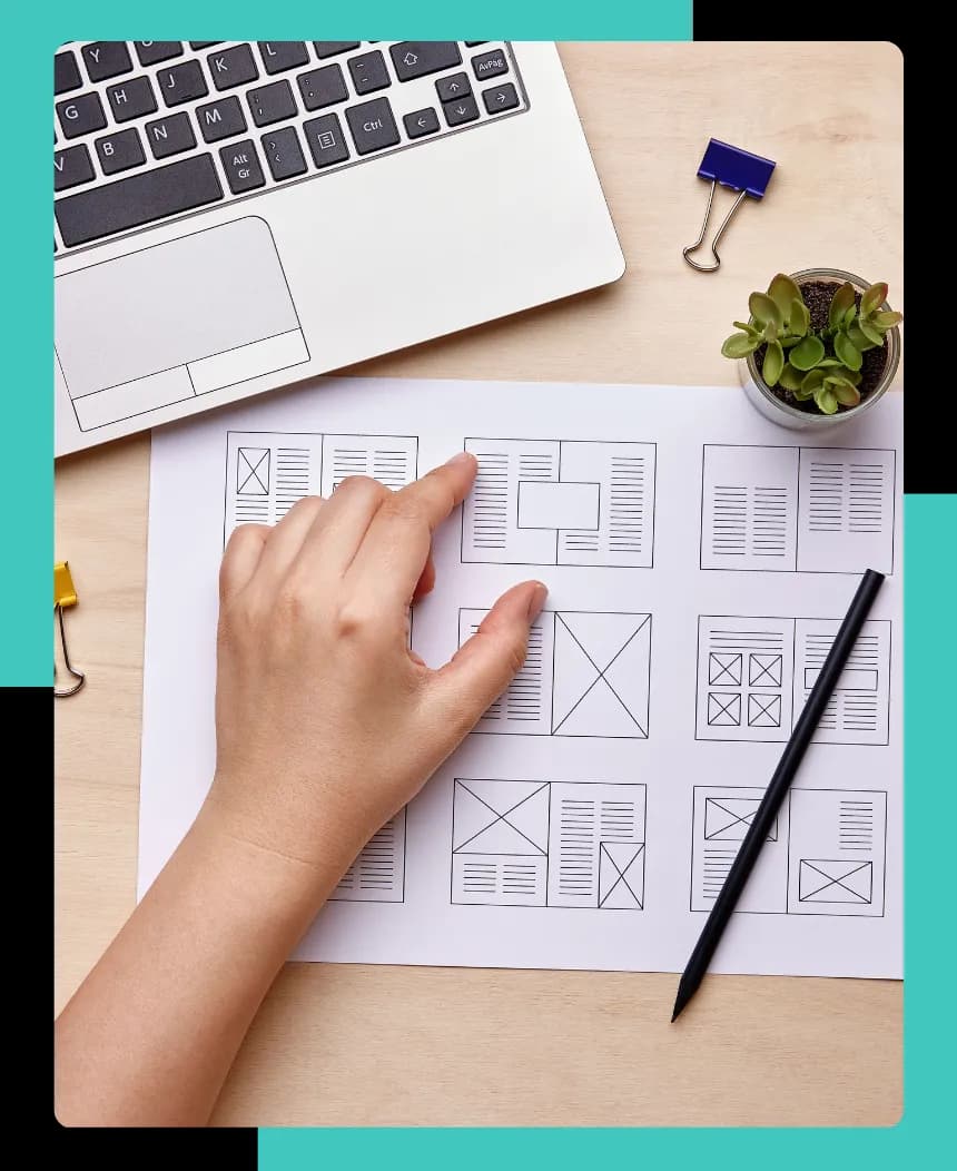 Eine Hand über einem Layout-Entwurf