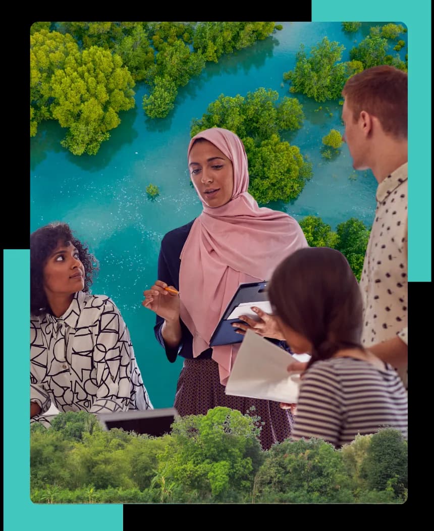 Drie personen luisteren naar iemand in een strategievergadering