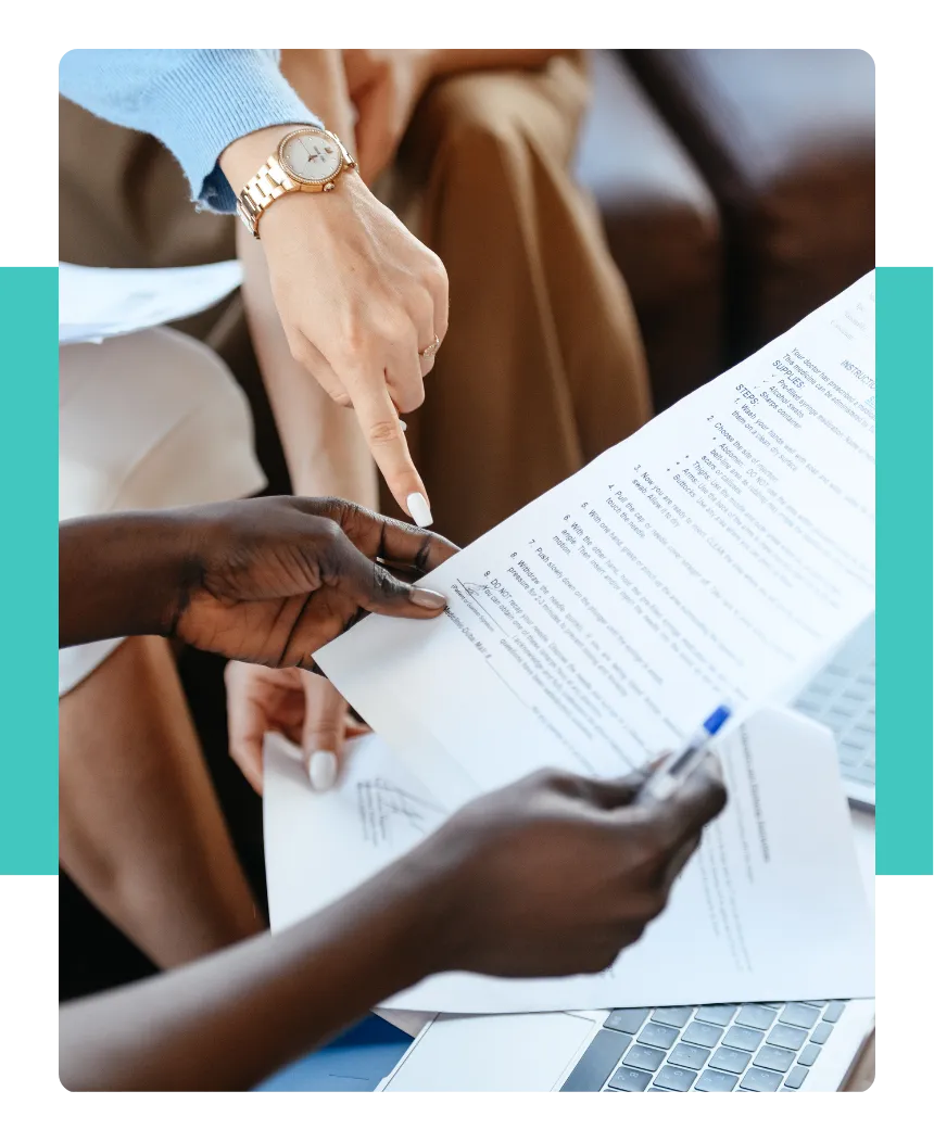 Close-up van personen die documenten en rapporten beoordelen