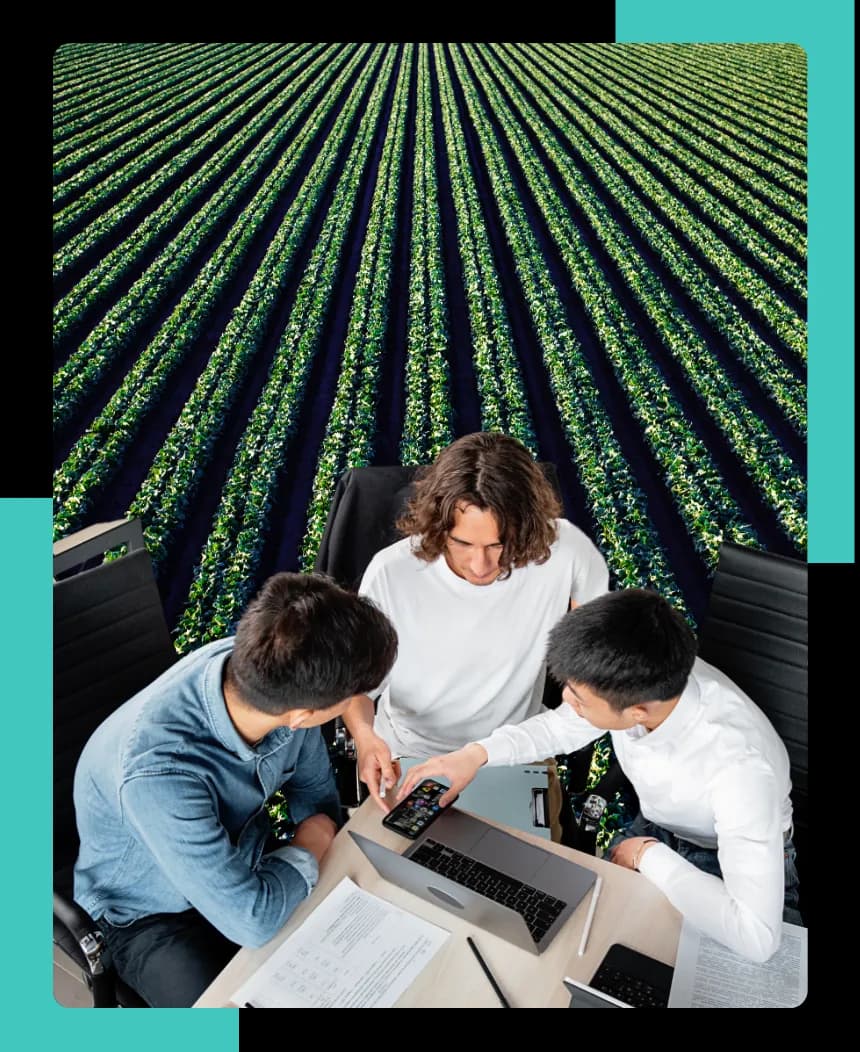 Personen verzameld rond een tafel in discussie